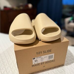 Adidas Yeezy Slide in Beige